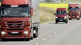 Die Online-Frachtbörse Shiply hilft, dass die Auslastung der auf Deutschlands Straßen fahrenden Lkw zunimmt und Leerfahrten reduziert werden. Bild: Daimler AG (Archiv: Vogel Business Media)
