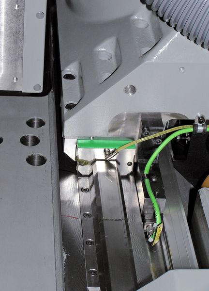 Bild 1: Die Y-Achse eines Fräszentrums mit Aufbau für einen Drehtisch ist mit einer Rollenumlaufeinheit RUE55-E gelagert. (Bild: Schaeffler)