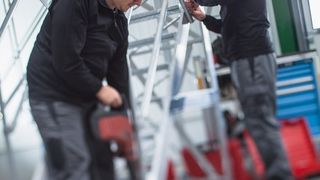 Die Spezialisten der Munk Service GmbH prüfen, warten und reparieren die Steigtechnikprodukte der Günzburger Steigtechnik. (Bild: Munk Service)