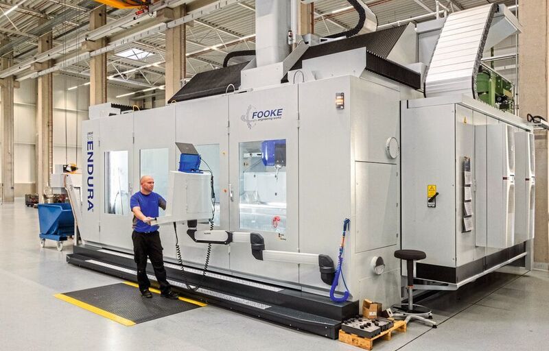 Ein besonderer Vorteil der neuen Fooke-Fräsmaschine ist die Möglichkeit diese fundamentlos aufzustellen, was Fooke als Alleinstellungsmerkmal unterstreicht. Bei AWM waren zum umfassend diskutierten Investitionsvorhaben auch die Mitarbeiter aktiv mit einbezogen, den sie müssen später täglich damit umgehen. Dabei darf man keine Fehlentscheidungen treffen. (AWM / M. Krummrich)