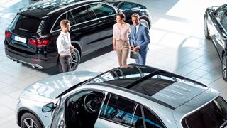 Welche Erwartungen hat der Autohandel an die neue Kaufprämie und wie entwickelt sich der Auftragseingang zum Jahresbeginn: Mit diesen Fragen tritt der ZDK an seiner Mitglieder heran.  (Bild: ProMotor)