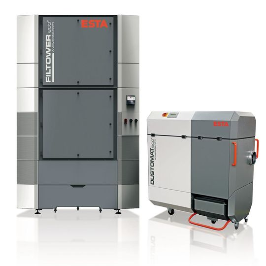Das Hallenlüftungssystem Filtower zur Einhaltung der Reststaubgrenzwerte in Produktionshallen sowie der mobile Entstauber Dustomat 4 in der neuen „Eco+“-Ausführung. (Bild:  Esta)