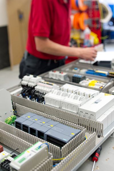 Um den Schaltschrankbau als Dienstleistung externen Unternehmen anzubieten, hat L&R eine neue Betriebsstätte mit 420 m² Fläche eröffnet. (Bild: L&R Kältetechnik)