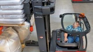 Die neue Schubmaststapler-Generation von Linde, die Geräte R 14 bis R 20, bietet Traglasten von 1,4 bis 2,0 t und erreicht eine maximale Hubhöhe von 13 m. (Bild: LMH)