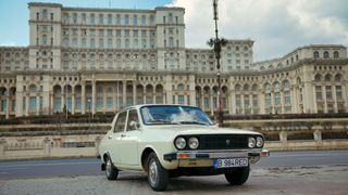 Zum rumänischen Nationalfeiertag am 23. August 1969 rollt der erste Dacia 1300 vom Band. Er ist ein Lizenzbau des Renault 12, wobei seine Serienfertigung etwas früher als die des Renault 12 begann. (Bild: Dacia)