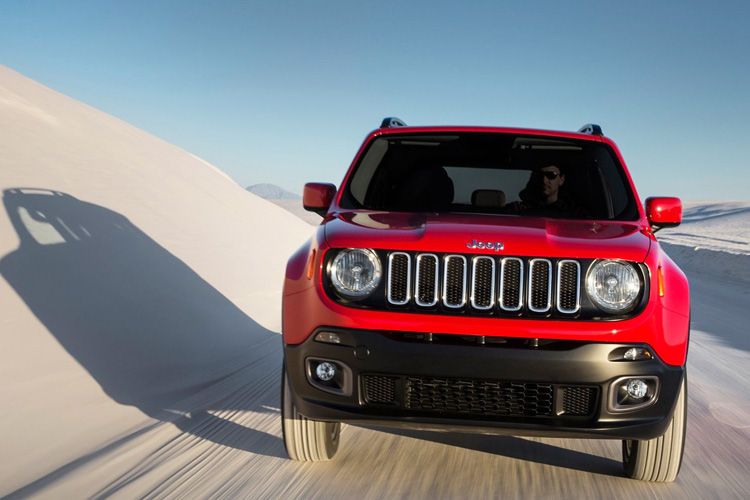 Siebenschlitzige Frontmaske, Rundscheinwerfer und kastiger Aufbau – der neue Renegade transportiert das traditionelle Design in kleinerem Maßstab. (Foto: Jeep)