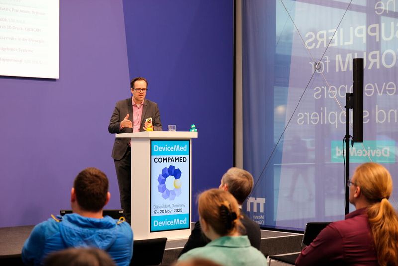 ... Auch Niklas Kuczaty, Geschäftsführer VDMA Healthtech, hielt auf dem Compamed Suppliers Forum by Devicemed einen Vortrag zum Thema „Aktuelle Herausforderungen im Maschinenbau und der Zuliefererindustrie“. (Bild: Breunig – VCG)