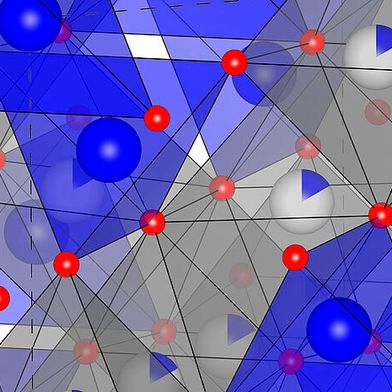 Gezielt erzeugte Defekte im Kristallgitter aktivieren einen bislang blockierten Transportweg für Lithium-Ionen im Batteriematerial Lithium-Titanat. Sauerstoff (rot), Lithium (blau) und Titan (grau) bilden die Kristallstruktur von LTO.  (Bild: TU Graz)