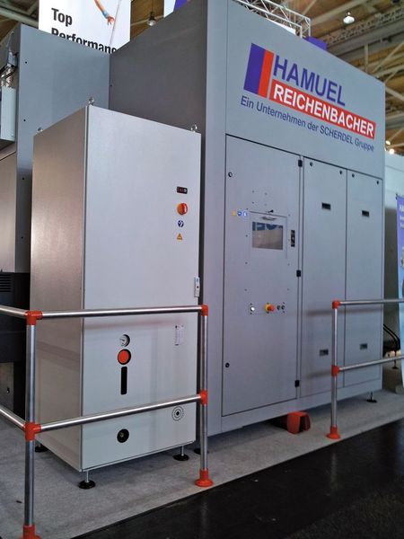 Bild 1: Der Toptherm Chiller (links) baut auf einer modularen, standardisierten Rückkühllösung auf Basis des TS-8-Schaltschranksystems auf.  (Bild: Rittal)