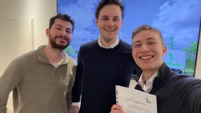 Fehmi Sener (5U AI), Jonas Poorthuis (Wahl & Co.) und Yagiz Abik (5U AI, v.l.) zeigen sich zufrieden mit der Leistung ihres digitalen Mitarbeiters. (Bild: Startport)