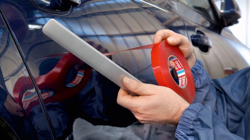 Montage-Klebebänder für Industrie und Handwerk: Stark, sauber und effizient kleben. Doppelseitige Tesa Mounting-Klebebänder ermöglichen stabile Verbindungen ohne Bohren, Schrauben oder Nieten und sorgen für eine saubere, verdeckte Befestigung.(Bild:  Ruderer)