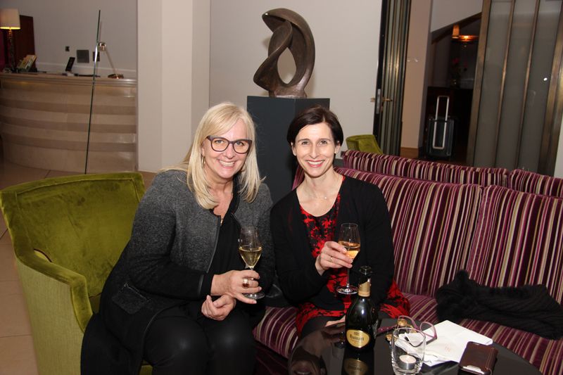 In Feierlaune: Doris Albiez (l., Vice President & General Manager Germany, DELL) und Daniela Schilling (Leiterin, Vogel IT-Akademie) freuten sich über den gelungenen Veranstaltungsauftakt. (Bild: Vogel IT-Medien)