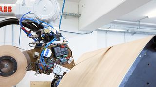 An der Universität Kassel haben Forschende ein Verfahren für den Leichtbau in der Baubranche entwickelt. Mit Robotern von ABB werden Deckenelemente und Stützpfeiler aus gewickeltem Furnierholz hergestellt. (Bild: EDEK/Universität Kassel)
