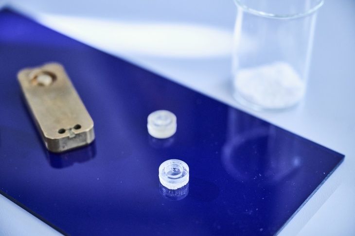 Mini-piastre di Petri realizzate con il nuovo polistirolo – sono ipotizzabili ulteriori applicazioni.(Bild:  Hereon/Marcel Schwickerath)