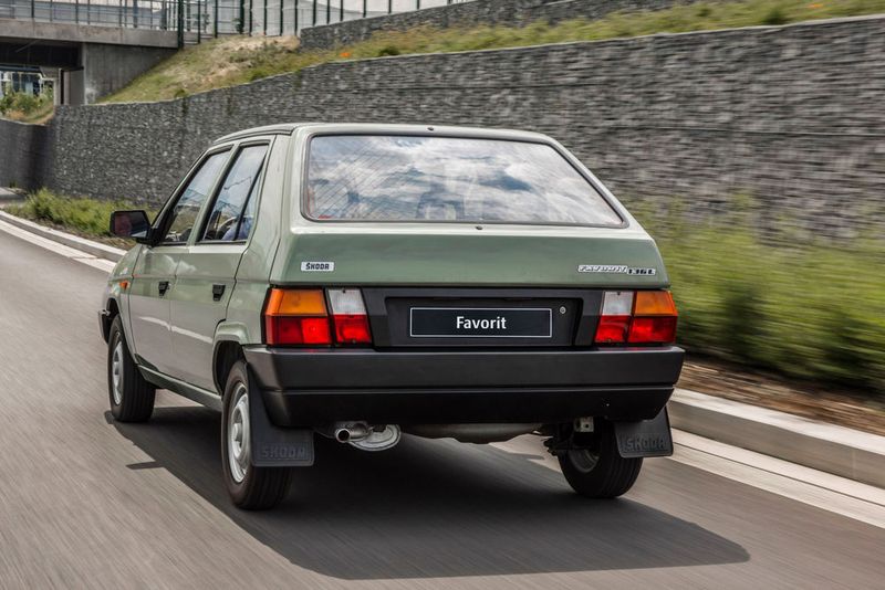 Neuauflage: Das um 40 Millimeter kürzere Modell verfügt über einen um 85 Millimeter längeren Innenraum und ein größeres Kofferraumvolumen als der Vorgänger Skoda 120.  (Skoda)