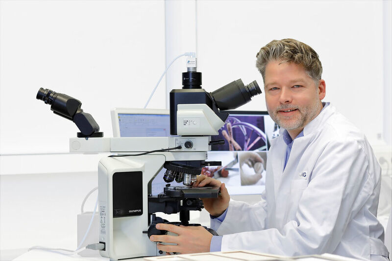 Prof. Dr. Philipp Ströbel, Institut für Pathologie, UMG, möchte mit Hilfe künstlicher Intelligenz Tumore zukünftig noch schneller und präziser erkennen (umg/rschmidt)