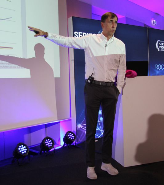 Wie sehen Risiken innovativer Geschäftsmodelle aus? Auf diese und weitere wichtige Punkte ging Professor Olaf Plötner von der European School of Management & Technology in seiner Keynote ein. (Vogel IT-Medien GmbH)