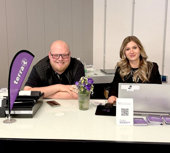 Sören Wortmann und Emily Wiek empfingen herzlich alle Gäste. (Bild: Vogel IT-Medien GmbH)