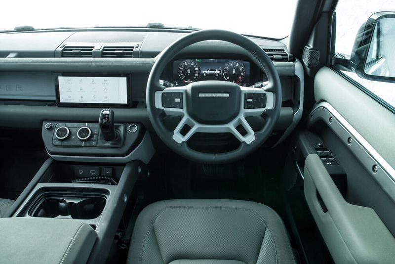 Der Innenraum überzeugt mit digitalen Instrumenten und großem Touchscreen. (Bild: Land Rover)