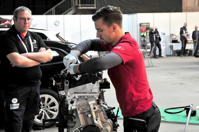 ... Daniel Edlinger, der hier unter den fachkundigen Augen des deutschen Experten Jörg Stotz arbeitet, ... (Schmidt/autoFACHMAN)