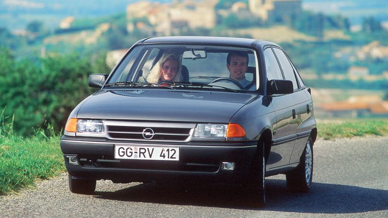 Wie auch bereits sein Vorgänger, der Kadett E basiert er auf der GM-T Plattform von 1979. Mit Einführung des Astra wurde die traditionsreiche Modellbezeichnung Kadett ersetzt. Dies geschah, weil Opel in den 90er-Jahren bei Modellwechseln alle bisherigen Modellbezeichnungen durch Kunstnamen ersetzte, die auf „a“ endeten (wie z. B. Vectra, Omega und Calibra). Durch den neuen Namen sollte ein neues, positives Markenimage aufgebaut werden. In Umfragen wurde Astra meist mit Technik und Raumfahrt assoziiert.  (Bild: Opel GmbH)