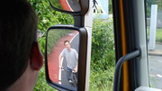 Viele Lkw verfügen über ein Sensorsystem mit Warnfunktion. Dieses überwacht automatisch den Bereich des Toten Winkels am Fahrzeug. (Archiv: Vogel Business Media)