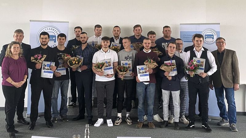 In der Handwerkskammer Schwerin feierte die Kfz-Innung Region Schwerin die Freisprechung ihrer 15 Gesellen des Kfz-Handwerks. Die jungen Leute erhielten in einer Feierstunde ihren Gesellenbrief und ihr Prüfungszeugnis von Obermeister Thomas Wilk, dem Lehrlingswart und  Prüfungsausschussvorsitzenden Reinhart Geick und von der Geschäftsführerin Evelyn Berndt. Prüfungsbester war Felix Henri Welsch vom Autohaus Hugo Pfohe, der dafür von der Innung unter anderem einen Tankgutschein in Höhe von 100 Euro erhielt.  (Bild: Innung SN und IKK Die Innovationskasse Silke Haubold)