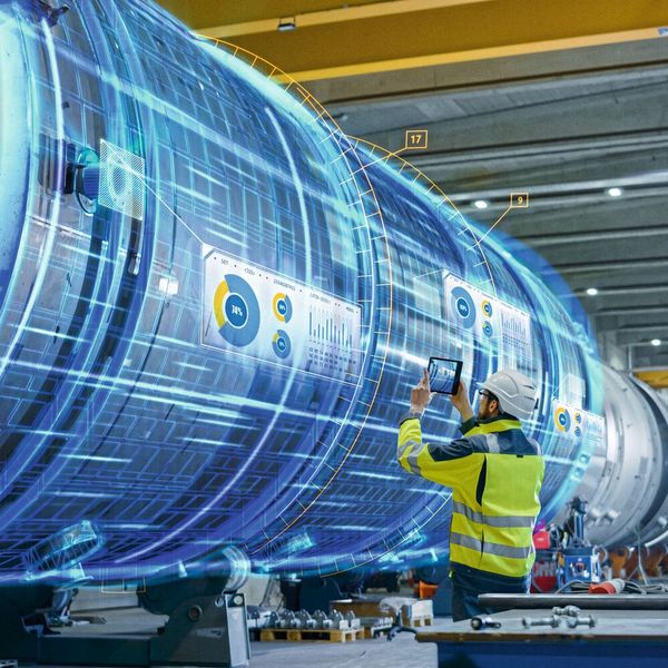 Sich frei am Arbeitsort bewegen und zusätzliche virtuelle Informationen per Tablet oder Smartphone abrufen - diese Möglichkeit bietet der Einsatz von Augmented Reality (AR).   (Bild: iStock.com/gorodenkoff)