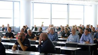 Kfz-Ausbilder aus den 180 überbetrieblichen Bildungsstätten informierten sich auf der Ausbildertagung über Neuerungen in der Kfz-Aus- und Weiterbildung. (Bild: Zietz/autoFACHMANN)