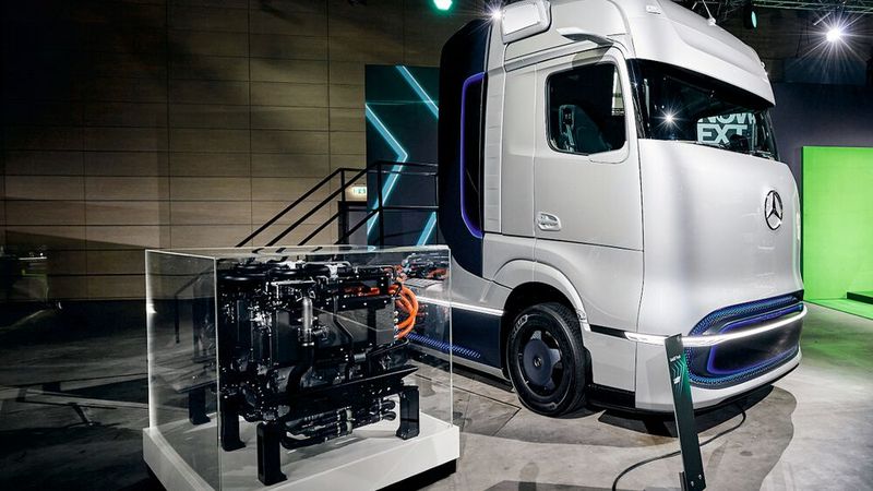 Daimler bastelt mit seinen elektrischen Fernverkehrstrucks an der Zukunft des Transports. Die Lkw sollen mit Brennstoffzellen-Antrieb bis zu 1.000 Kilometer weit kommen. (Bild: Daimler)