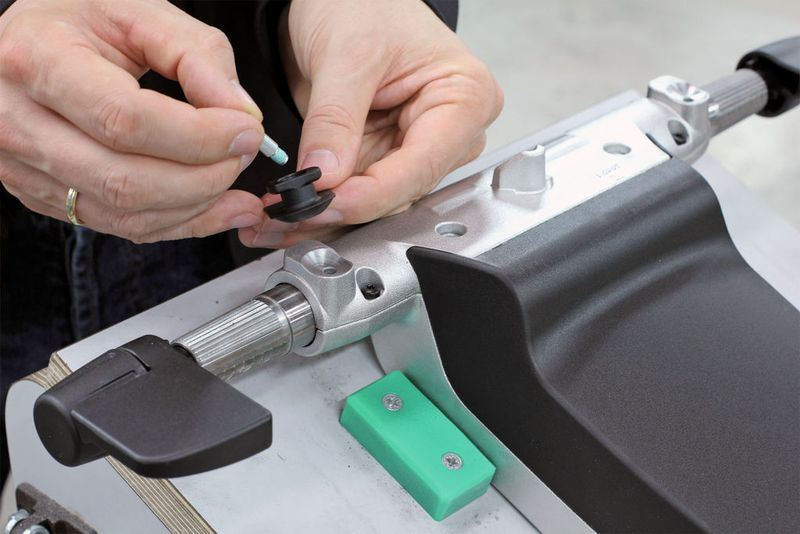 Bild 3: Die Kugelkopfschraube samt Lagerpilz dient der Verschraubung am Kniegelenk des ON-Stuhles.  (Bild: Atlas Copco)