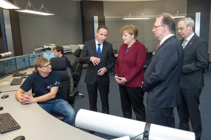 Mit dem Besuch der Bundeskanzlerin wurde die neue Zentralwarte der InfraLeuna offiziell in Betrieb genommen. f (Bild: Egbert Schmidt)