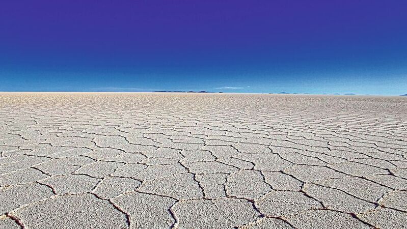 Der Salar de Uyuni in Bolivien gilt mit mehr als 10.000 Quadrat­kilometern als die größte Salzpfanne der Erde – und hält mit die größten noch vorhandenen Reserven am Rohstoff Lithium. 
