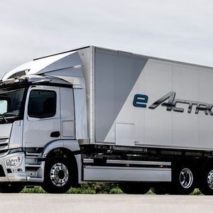 Angetrieben wird der E-Actros von Mercedes von zwei E-Maschinen, die in der zweiten Achse integriert sind.(Bild:  Daimler Truck AG)