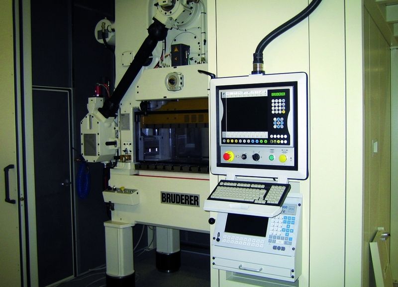Bild 2: Stanzautomat BSTA 500-110B mit neuester Prozessüberwachungs- und Steuerungstechnik am Kist – Kompetenz- und Innovationszentrum für die Stanztechnologie. (Archiv: Vogel Business Media)