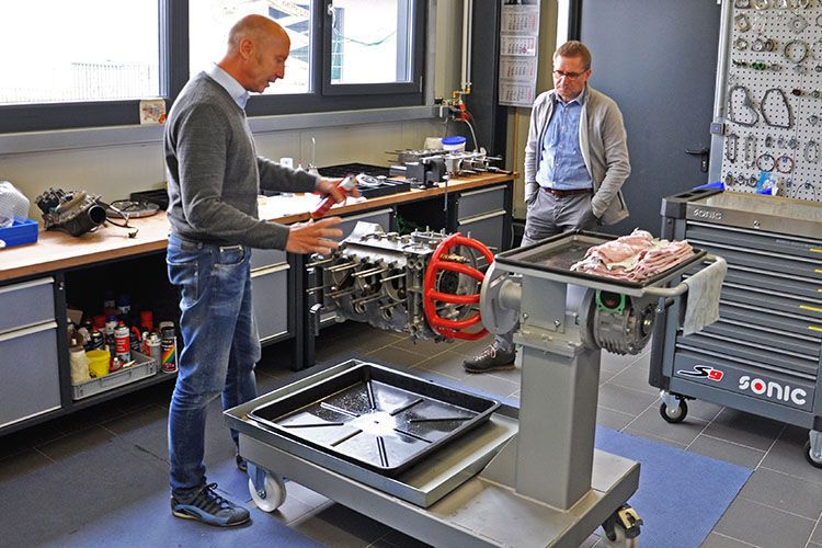 ... komplett auseinander genommen und überholt. (Schreiner / »kfz-betrieb«)