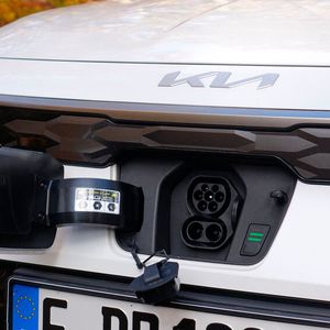3. Der Ladeanschluss: Die Position der Ladebuchse mitten in der Front scheint uns die sinnigste zu sein, denn sie lässt sich von jeder Säule aus leicht erreichen und macht viele umständliche Rangiermanover unnötig. Drei LED-Segmente zeigen den Ladezustand an. Was dem Kia hingegen fehlt, ist eine Möglichkeit, den Ladevorgang abzubrechen. Weder konnten wir den Ladestecker mit dem unmarkierten Knopf unter den LED-Segmenten entriegeln, noch gab es dafür eine Funktion im Display. (Bild:  Rosenow – »kfz-betrieb«)