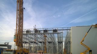 Silobauweise im Erfolgstakt: Isolierpaneele folgen dem Baufortschritt des neuen Tiefkühllagers von Transdanubia. (Voestalpine)