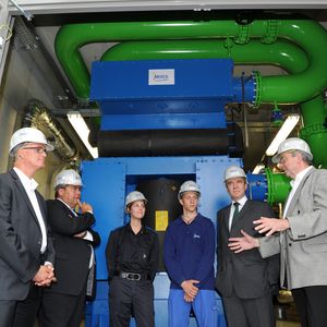 Bundeswirtschaftsminister Sigmar Gabriel (2. v.li.) und Merck-Chef Karl-Ludwig Kley (5. v.li.) im Gespräch mit Merck-Mitarbeitern vor einer Absorptionskältemaschine.