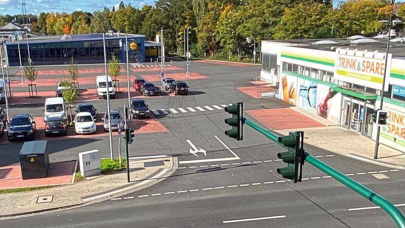 Wo einst ein Autohaus stand, gibt es jetzt einen Discounter, einen Getränkemarkt und zusätzlich einen Kindergarten.(Bild:  Reintges)