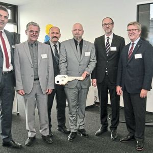 Den Schlüssel in der Hand: (v.li.) Martin Rumpff (Geschäftsführer der Innung Hamburg), Jochen Fölster (stellv. OM), Dursun Turan (Vorstandsmitglied), Martin Krohn (Obermeister), Tim Jahnke (Lehrlingswart), John-Henry Schlüter (Vorstandsmitglied).(Bild:  Zietz/»kfz-betrieb«)
