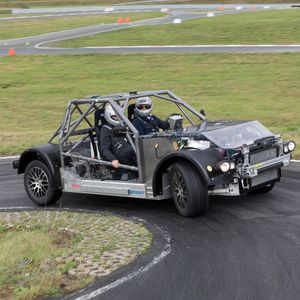 Auch in sehr schnell gefahrenen Kurven wankt das Rolling Chassis von Bosch kaum zur Seite.(Bild:  Bosch)