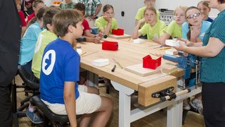 In der neuen Wissenswerkstatt in Saarbrücken können Kinder und Jugendliche die Faszination von Naturwissenschaften und Technik selbst erkunden. Angeleitet werden sie von Nicole Maas (rechts), der Leiterin der Wissenswerkstatt Saarbrücken. Über die Schulter schaut Ulrich Commerçon, saarländischer Minister für Bildung und Kultur. (Bild: ZF)