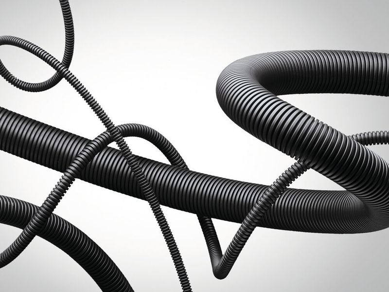 Die vormontierten Verschraubungen Fiplock ONE verbinden Fiplock-Wellrohre von Fränkische Industrial Pipes mit Fein- und Grobprofil in den Nennweiten 7 bis 48 sicher miteinander. (Fänkische)
