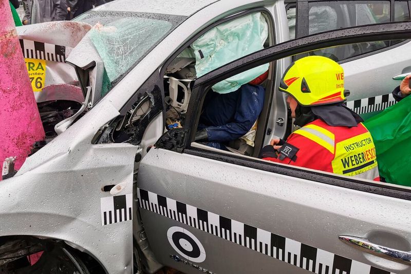 Nach dem Frontalcrash konnten die Einsatzkräfte die Fahrertüre problemlos öffnen. Um „Ruth Lee“ steht es trotzdem nicht gut. (Ottmar Holz/»kfz-betrieb)