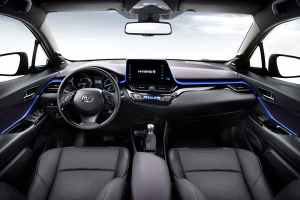 Im Innenraum setzt sich das Besondere fort. Ein riesiger Touchscreen-Monitor, der zur Beifahrerseite hin abgeflacht ist, beherrscht das Zentrum der Armaturentafel. (Toyota)