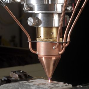 Mit dem Laser-Pulverauftragsschweißen lassen sich beispielsweise neue Bauteile generieren.