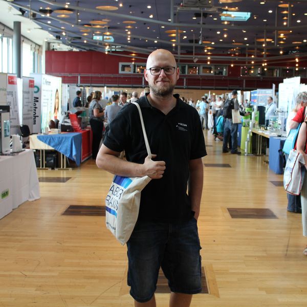 Besucherstimmen der Lab-Supply Dresden 2019 Stefan Gruhne vom Helmholtz Zentrum Dresden Rossendorf:   „Die Lab-Supply ist eine von zwei Labormessen, zu der ich jedes Jahr hinfahre. Ich verschaffe mir hier einen Überblick über neue Produkte. Leider bin ich heute etwas später angekommen und habe den Vortrag verpasst, den ich gerne angehört hätte. Aber vielleicht habe ich Glück, und der wird nächstes Jahr noch einmal angeboten.“   Die nächste Lab-Supply ist am 25. September 2019 in Münster. Weitere Infos zu den kommenden Lab-Supply-Messen finden Sie auf www.lab-supply.info. (Bild: LABORPRAXIS, C. Lüttmann)