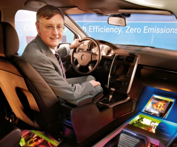 Dr. Christian Mohrdieck, Daimler: „Auf unserem Weg zur emissionsfreien Mobilität spielen Elektrofahrzeuge mit Brennstoffzelle - mit ihrer großen Reichweite bei gleichzeitig kurzen Betankungszeiten - eine zentrale Rolle für die Zukunft. Allerdings hängt der Erfolg dieser Technologie entscheidend von bestimmten Rahmenbedingungen ab, wie der Verfügbarkeit einer flächendenkenden Wasserstoffinfrastruktur.“ (Bild: Daimler)