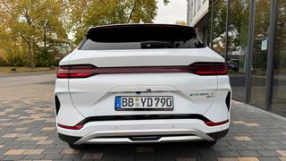 Auspuffendrohre sind zwar nicht zu sehen, aber der Modellcode DM-i verrät es: Dieser BYD ist ein Plug-in-Hybrid. (Bild: Achter – VCG)